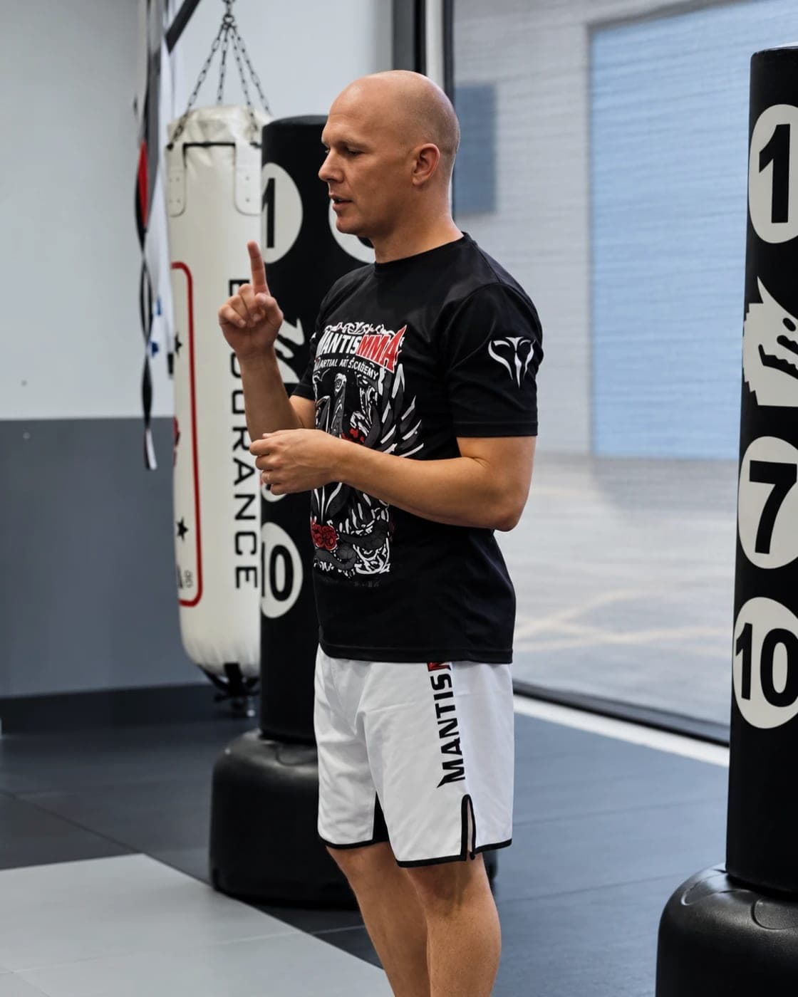 Master Aaron Turnbull instructing a class at Mantis MMA